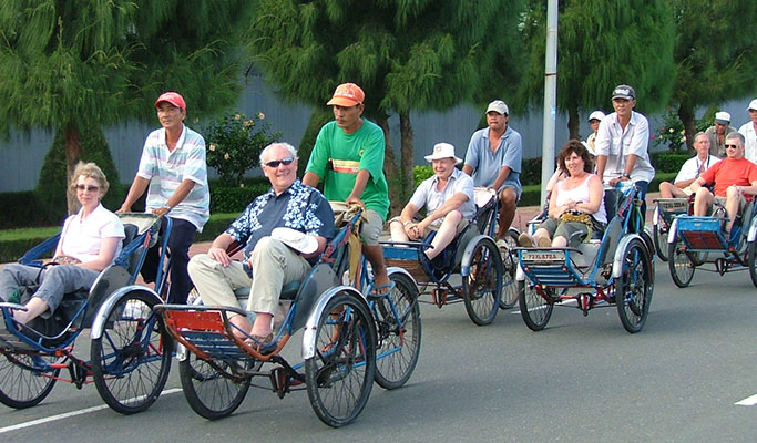 Golden Dragon Water Puppet Show + Cyclo (rickshaw) Ride +  Saigon River Dinner Cruise 1 Day Tour