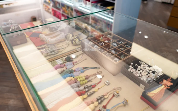 Hanbok accessories at Yejin Hanbok