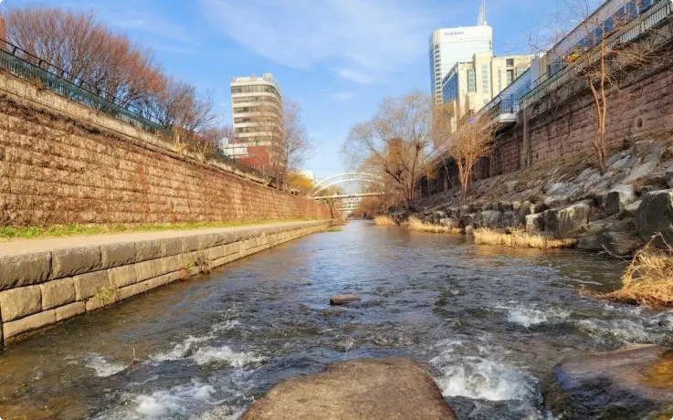 Cheonggyecheon with flowing water