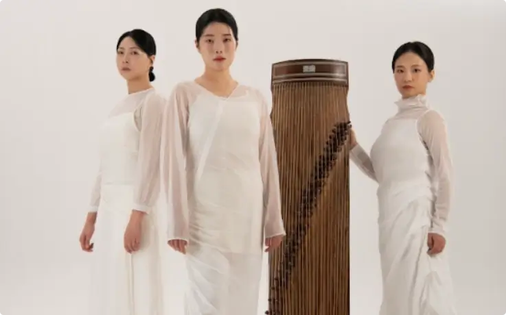 Members of Hey string