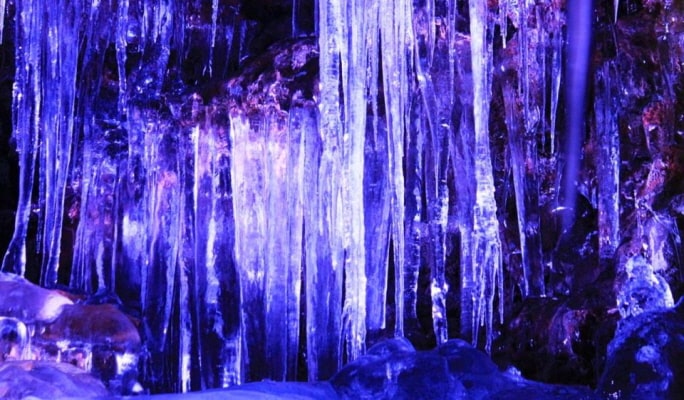 Mt. Fuji Lake Kawaguchi + Onsen + Wind & Ice Cave 1 Day Tour from Tokyo
