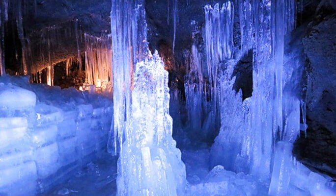 Mt. Fuji Lake Kawaguchi + Onsen + Wind & Ice Cave 1 Day Tour from Tokyo