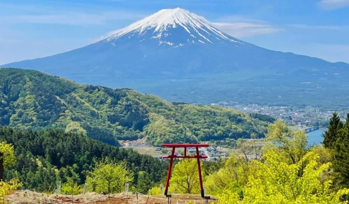 Mt. Fuji Lake Kawaguchi + Onsen + Wind & Ice Cave 1 Day Tour from Tokyo