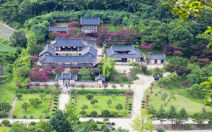 Beautiful architecture of Byeongsan Seowon (Confucian Academy) at Andong Hahoe Village.