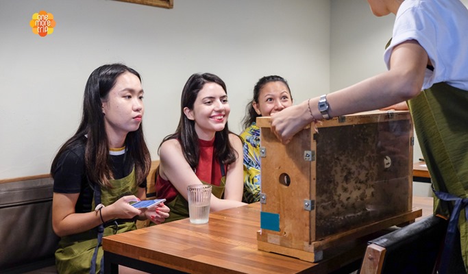 Beeswax Candle Making Experience with Urban Beekeepers in Seoul