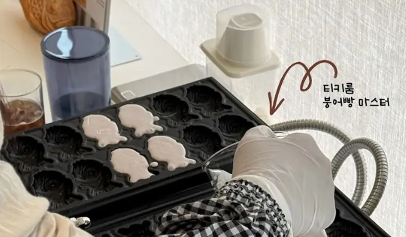 Korean Snack Bungeoppang Making Experience in Apgujeong - view 1