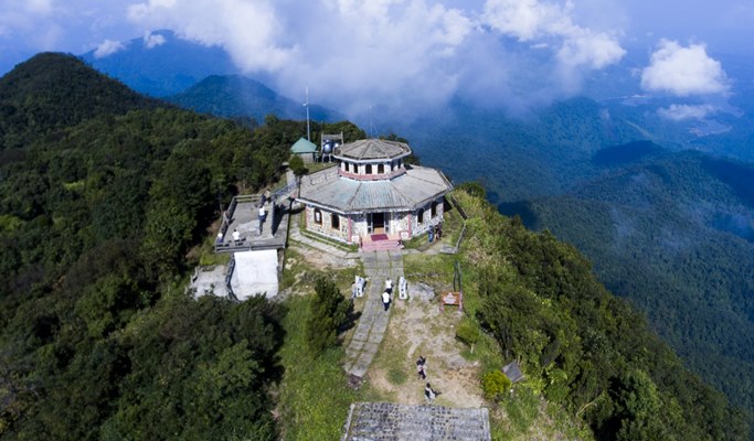 Bach Ma National Park: Hai Vong Dai & Do Quyen Waterfall 1 Day Trekking Tour - from Hue City