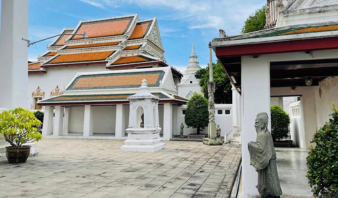 Bangkok 3 Local Temples & Food Half Day Walking Tour (+ Tuk Tuk Ride) (Morning/Afternoon)