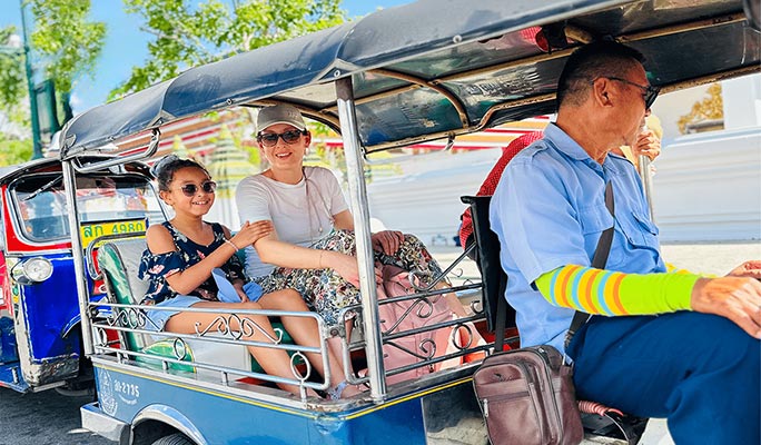 Bangkok 3 Local Temples & Food Half Day Walking Tour (+ Tuk Tuk Ride) (Morning/Afternoon)