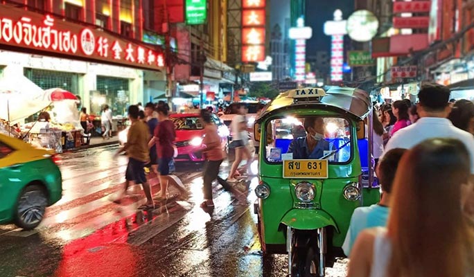 Bangkok Night Tour: Wat Arun + Wat Saket + Chinatown + Street Food