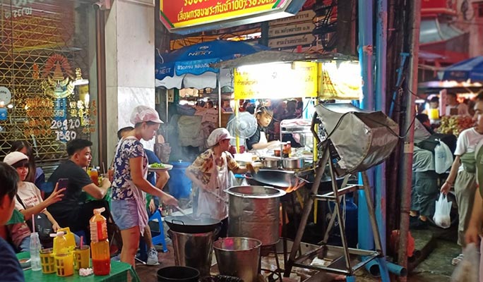 Bangkok Night Tour: Wat Arun + Wat Saket + Chinatown + Street Food