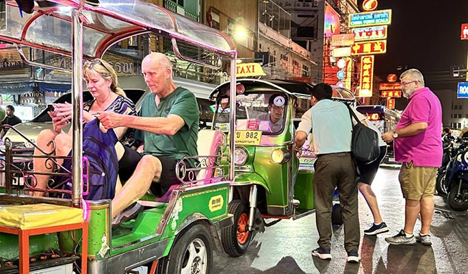 Bangkok Half Day Tuk Tuk Tour: Temple + Local Market (+ Lunch/Dinner) (Day/Night)