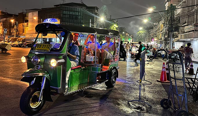 Bangkok Half Day Tuk Tuk Tour: Temple + Local Market (+ Lunch/Dinner) (Day/Night)