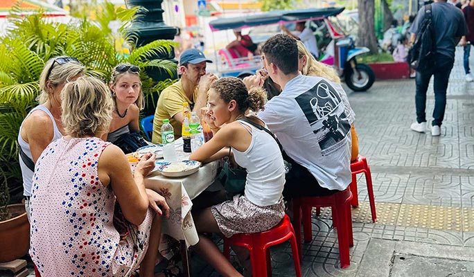 Bangkok Half Day Tuk Tuk Tour: Temple + Local Market (+ Lunch/Dinner) (Day/Night)