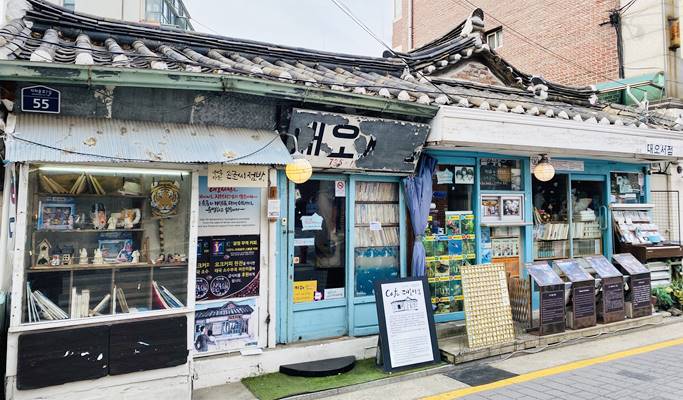 Follow BTS (Bangtan Boys) Footsteps in Seoul (+ J-Hope's Birthday Cup Holder Event/BTS Goods) 1 Day Join-in Tour (Feb 15~18)