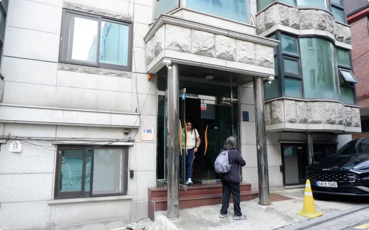 Fans entering Songa Building, the former Big Hit Entertainment office.