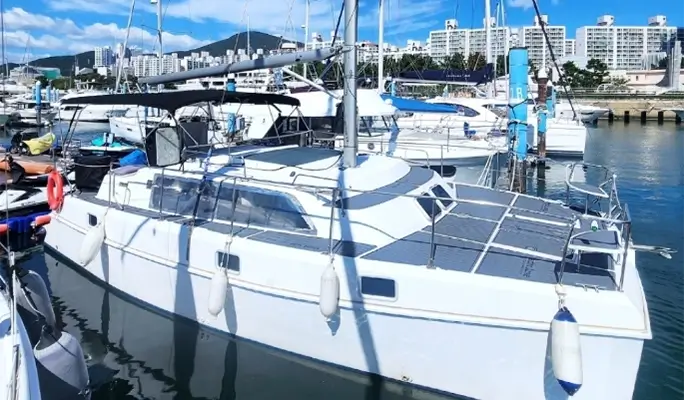 Busan Yacht Tour with K-Pop EDM Music by Yacht Jun (Public or Private Options)