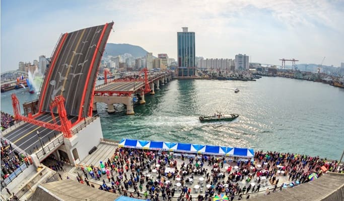 Busan Old Street & Busan Tower Subway and Walking Tour