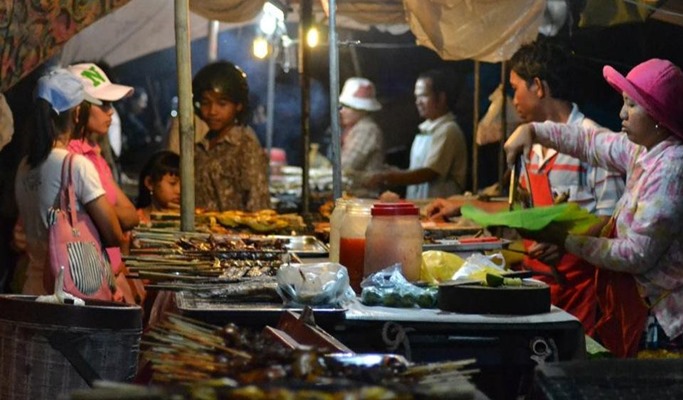 Siem Reap Khmer Street Market & Pub Street Food at Night Tour by Tuk Tuk