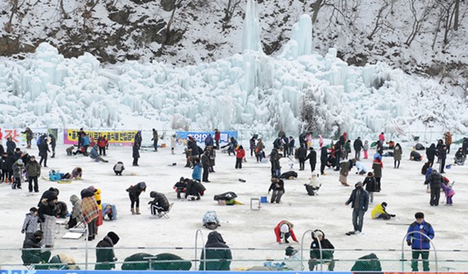 Cheongpyeong Snowflake Ice Festival Trout Ice Fishing + Vivaldi Park Snowyland Snow Sled 1 Day Tour (Jan 28~Feb 14)