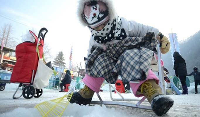 Cheongpyeong Snowflake Ice Festival Trout Ice Fishing + Vivaldi Park Snowyland Snow Sled 1 Day Tour (Jan 28~Feb 14)