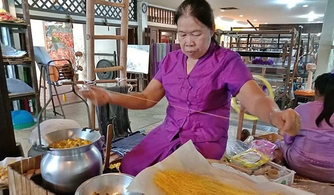 チェンマイで伝統的なタイのシルク織り体験（＋昼食）（＋ホテル送迎）