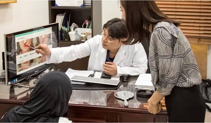 K-Beauty: Chiropractic Therapy + Facial Skincare Experience in Gangnam, Seoul