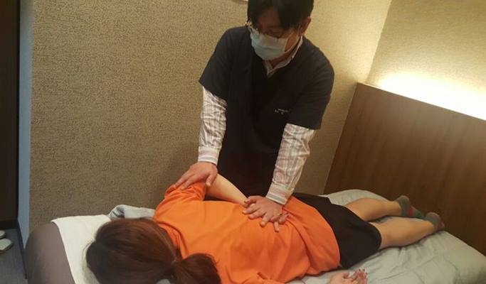 K-Beauty: Chiropractic Therapy + Facial Skincare Experience in Gangnam, Seoul