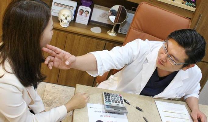 K-Beauty: Chiropractic Therapy + Facial Skincare Experience in Gangnam, Seoul