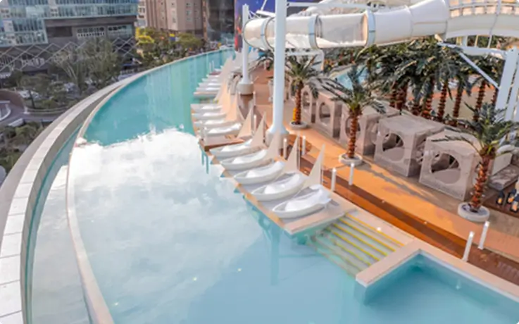 Infinity pool at ClubD Oasis Spa & Waterpark in Busan