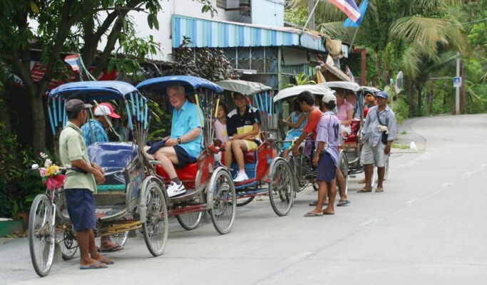 Colors of Bangkok: Rickshaw & Hike Walking Tour (Half Day)