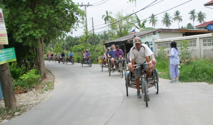Colors of Bangkok: Rickshaw & Hike Walking Tour (Half Day)