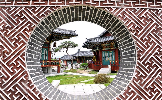 South Gyeonggi Private Van Package: Getaway to Folk Village/ Dae Jang Geum Theme Park/ Yeoju Premium Outlet/ Hwaseong Fortress