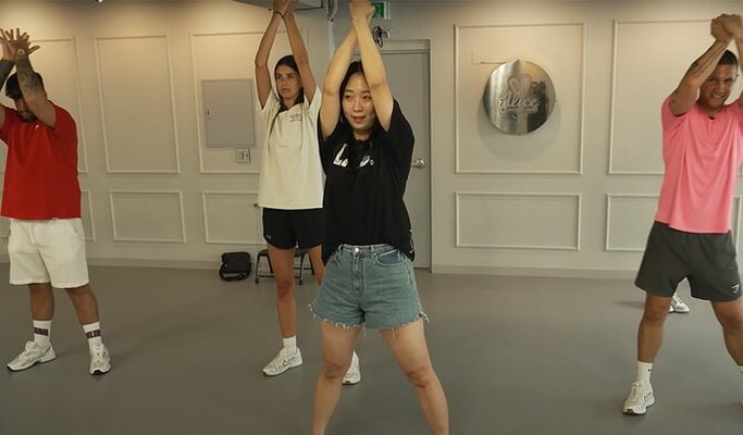 Private Custom K-pop Dance Class in Seoul