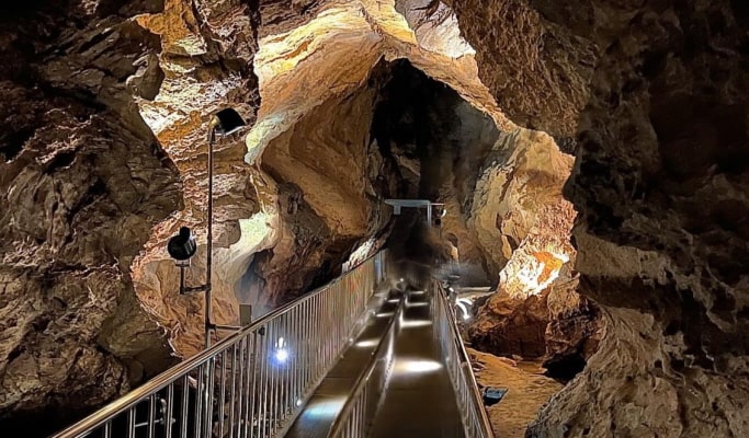 Danyang 1 Day Tour from Seoul: Guinsa Temple + Bobaljae Maple Road (+ Ondal Film Set & Cave/ Cheongpung Cable Car/ Mancheonha Skywalk)
