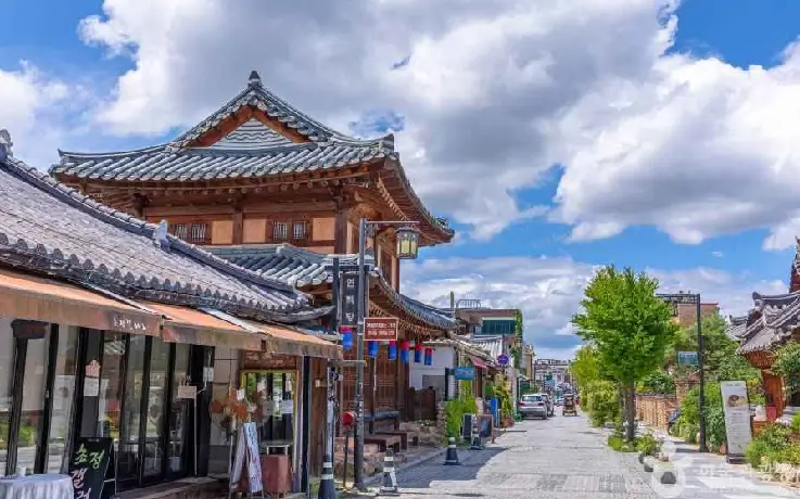 Traditional hanok houses and narrow streets in Jeonju Hanok Village