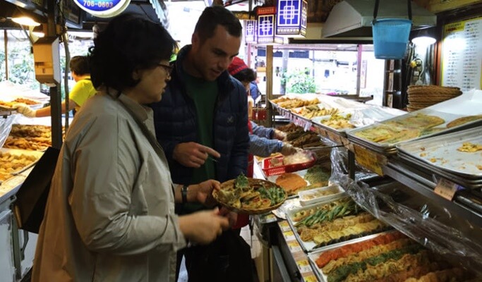 Tour gastronomico del mercato di Dongdaemun (piccolo gruppo)