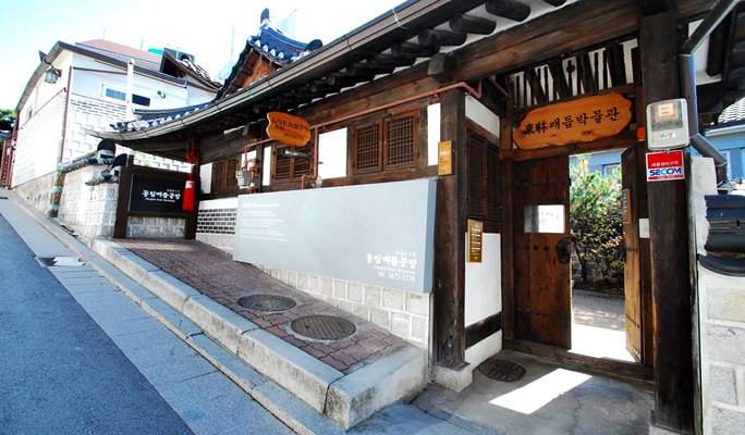 Traditional Knot Ornament Making Experience in Bukchon Hanok Village