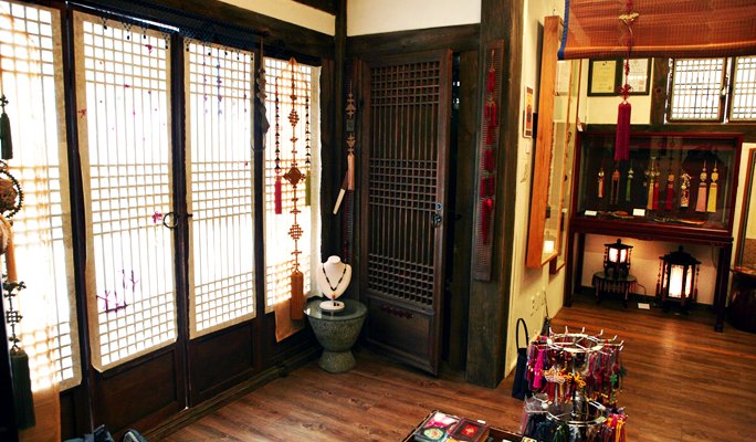 Traditional Knot Ornament Making Experience in Bukchon Hanok Village