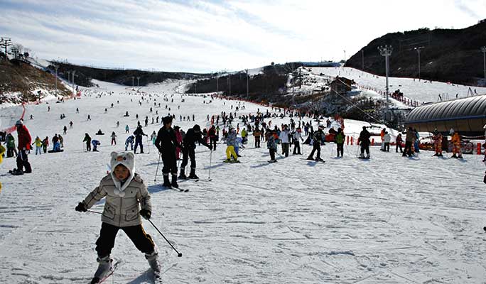 Ski/Snowboard Lift Pass + Equipment/Clothes Rental Package: Eden Valley Ski Resort