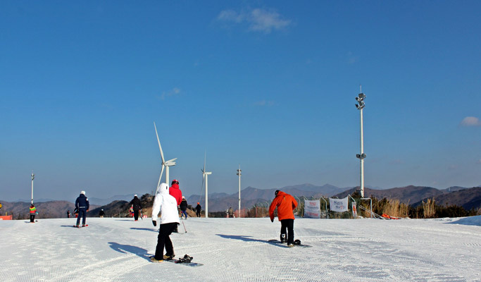 雙板/單板滑雪纜車通行證 + 設備/服裝租借套餐：伊甸園山谷度假村
