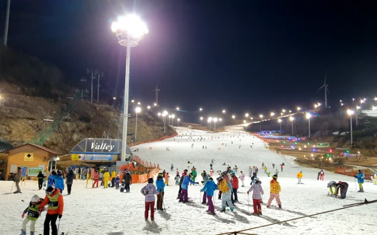 Besucher im Eden Valley Ski Resort bei Nacht