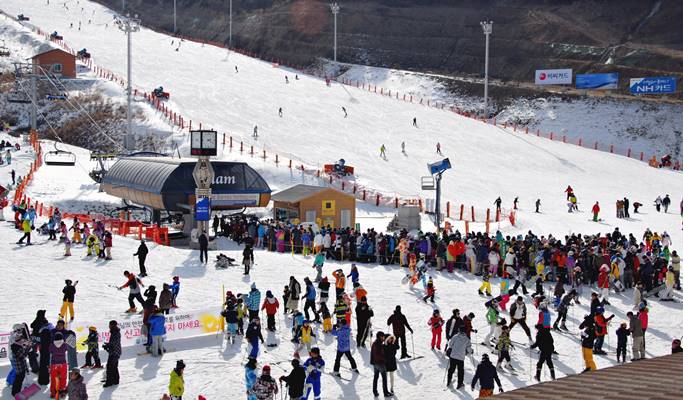 1 Day Ski/Snowboard/Snow Sled Tour: Eden Valley Resort from Daegu