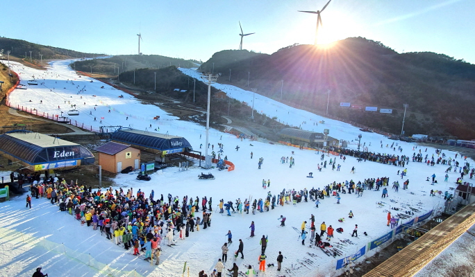1 Day Ski/Snowboard/Snow Sled Tour: Eden Valley Resort from Busan