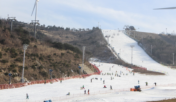 1 Day Ski/Snowboard/Snow Sled Tour: Eden Valley Resort from Busan