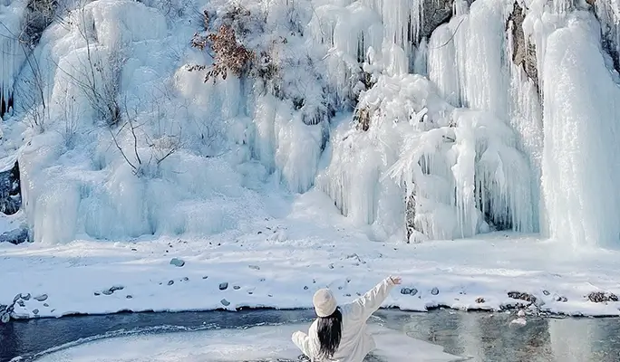 Elysian Gangchon Ski Resort (Ski/ Snowboard/ Snow Sled) + Eobi Ice Valley 1 Day Tour - from Seoul