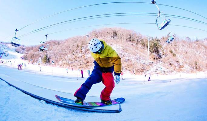 伊利希安江村滑雪度假村：雙板/單板纜車通行證 + 設備/衣服租賃套票