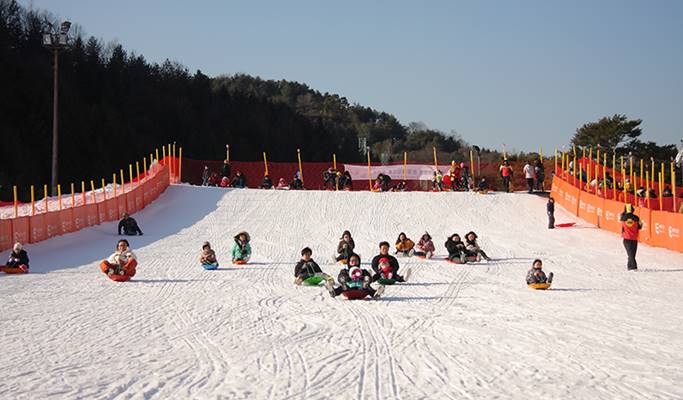 伊利希安江村滑雪度假村：雙板/單板纜車通行證 + 設備/衣服租賃套票