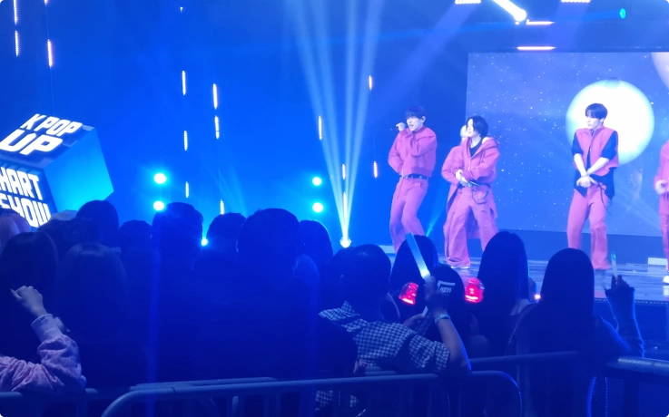 ENA K POP UP Chart Show with live audience watching idol performance.