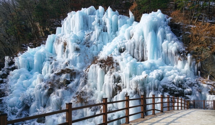 Vivaldi Park Ski Resort & Eobi Ice Valley: 1 Day Ski/Snowboard/Sled Tour - from Seoul